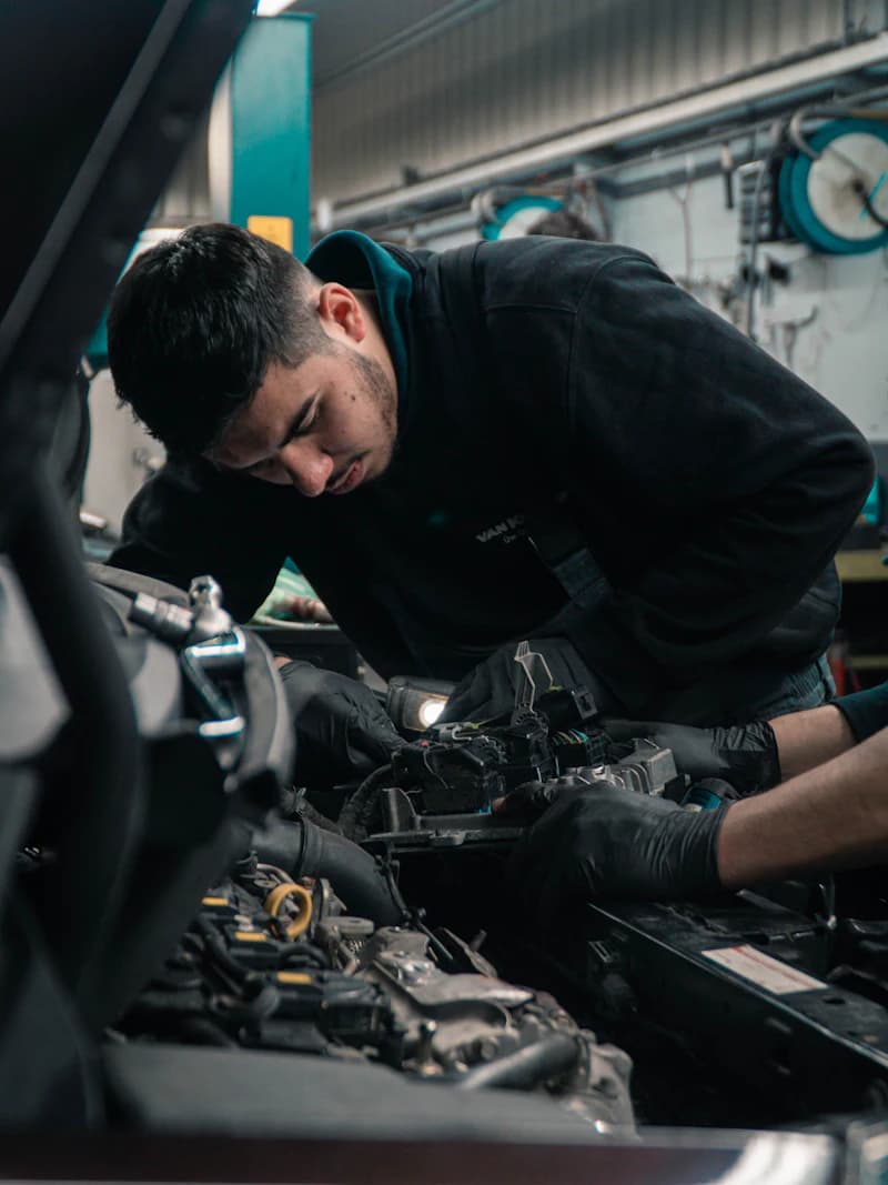 Mecánico trabajando en el motor de un coche